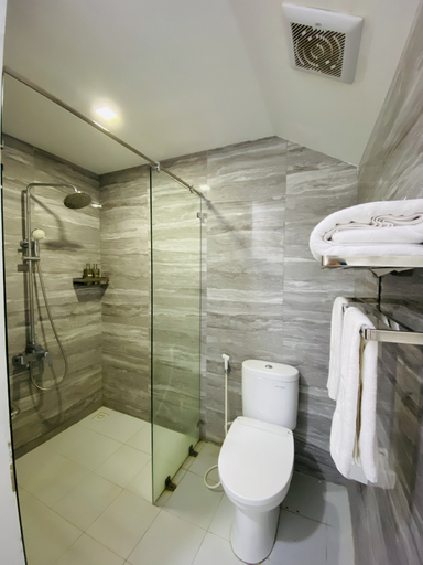 Bathroom 13