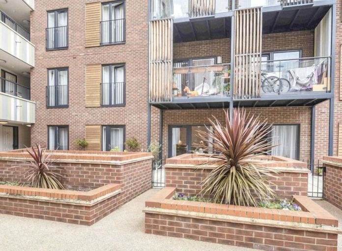 Exterior & Views, Immaculate 2-bed Apartment in Romford, London