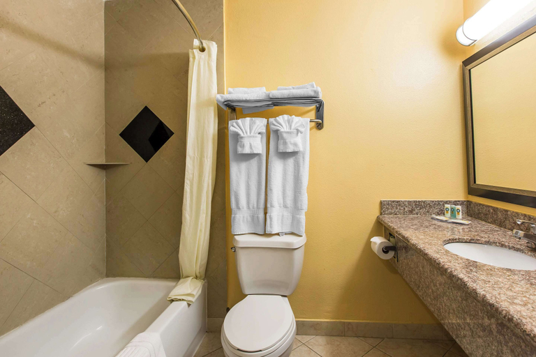Bathroom 4, Quality Inn & Suites Bell Gardens - Los Angeles, Los Angeles