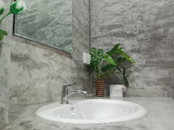 Bathroom 4, Baan Sabai Guesthouse, Khanom