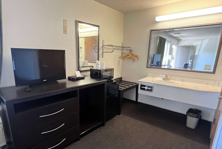 Bathroom 4, Super 8 by Wyndham Red Bluff, Tehama