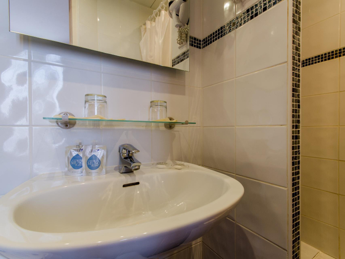 Bathroom 4, Arc Paris Porte d'Orleans, Hauts-de-Seine