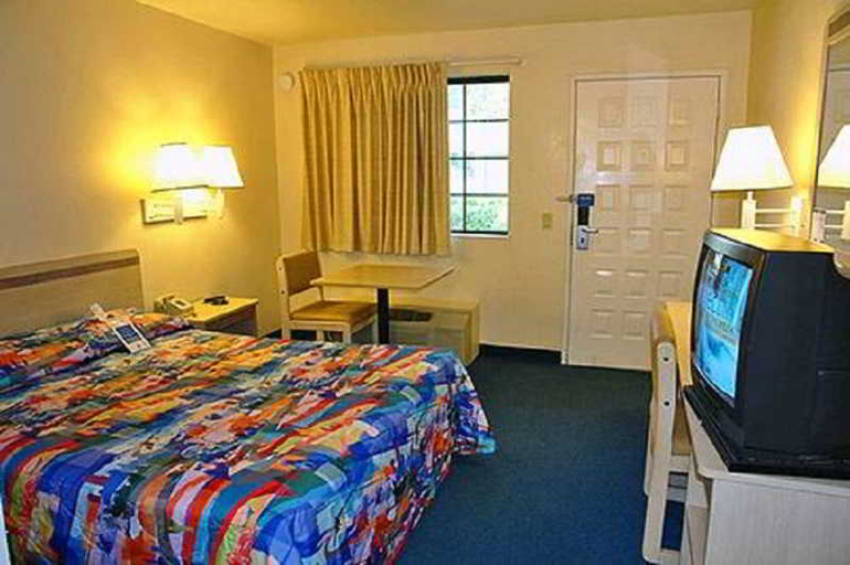 Bedroom 3, Motel 6 Redding South, Shasta