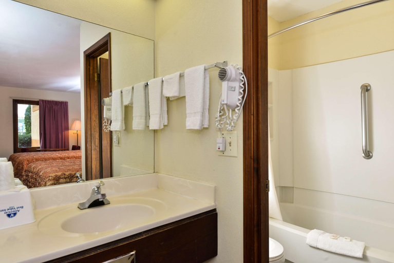 Bathroom 5, Ibis Paris Bercy Village, Paris