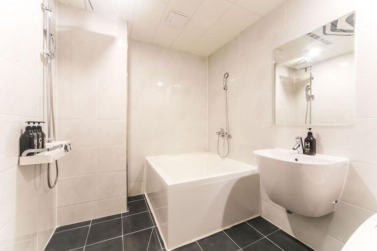 Bathroom 10