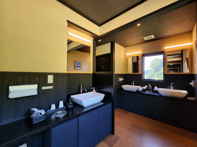 Bathroom 4, Shionomi, Himi
