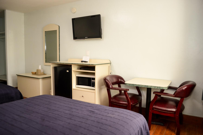 Bedroom 4, Economy Inn, Palm Beach