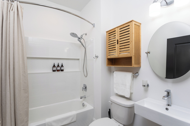 Bathroom 3, The Harriss, Wilson