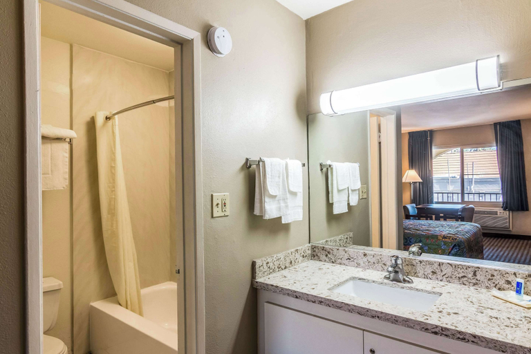 Bathroom 4, Rodeway Inn Regalodge, Los Angeles
