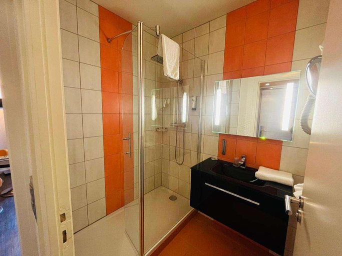 Bathroom 4, Logis Hotel Restaurant Le Fruitier, Manche