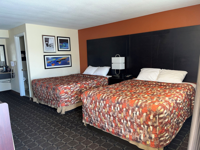 Bedroom 4, Oregon Trail Inn and Suites, Lake