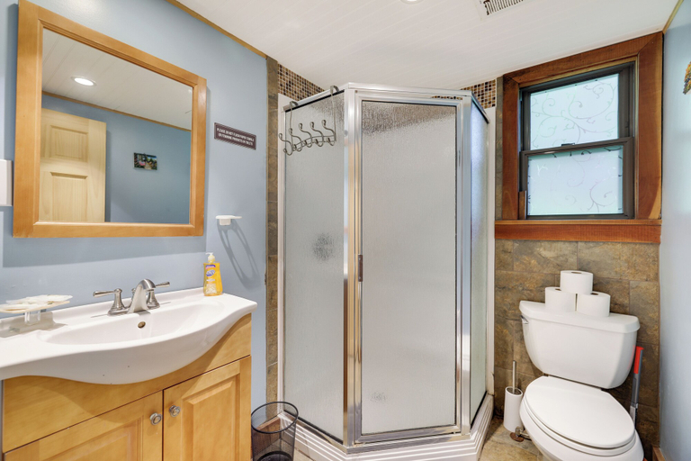 Bathroom, Cozy Lake Cabin 3 with Boatdock, Pike