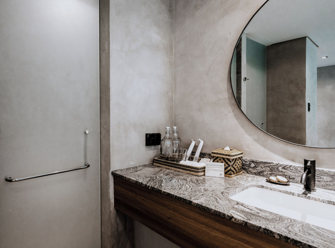 Bathroom 4, The Funny Lion, Coron
