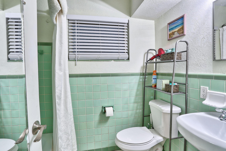 Bathroom 4, Beach Quarters #3, Pinellas