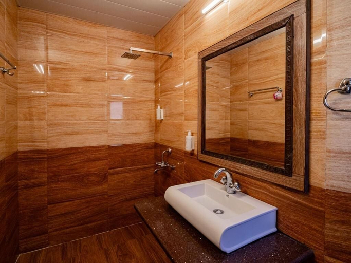 Bathroom 4, The Hosteller Shimla, Shimla