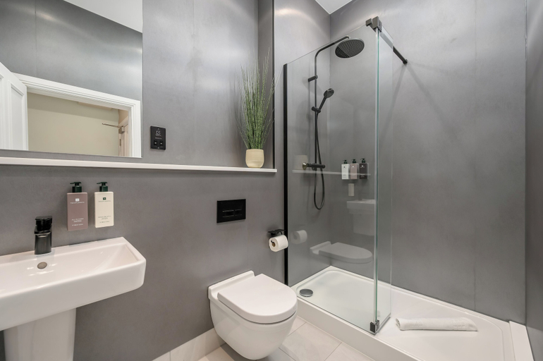 Bathroom 3, Destiny Scotland George IV Apartments, Edinburgh