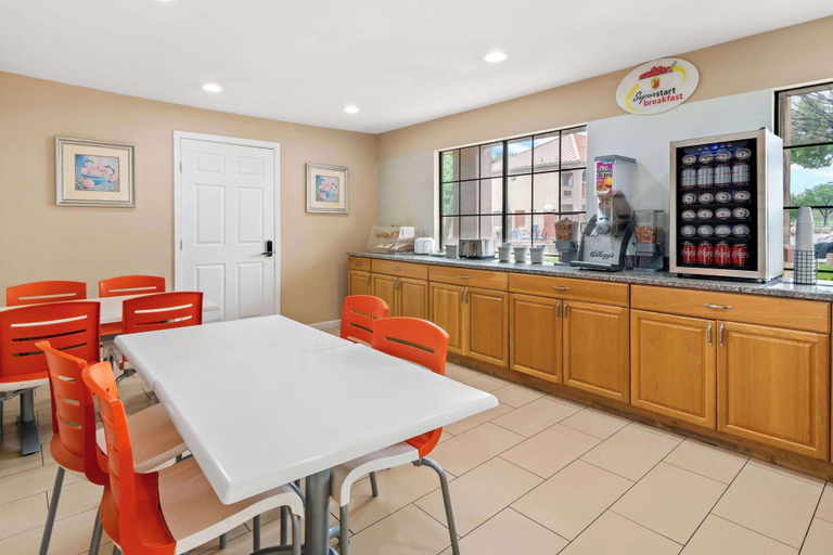 Food & Drinks 5, Super 8 by Wyndham Grand Prairie Southwest, Tarrant