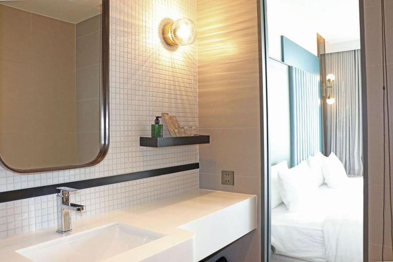 Bathroom 14