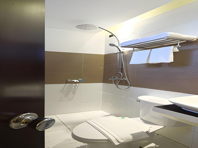 Bathroom 4, Southpole Central Hotel, Cebu City