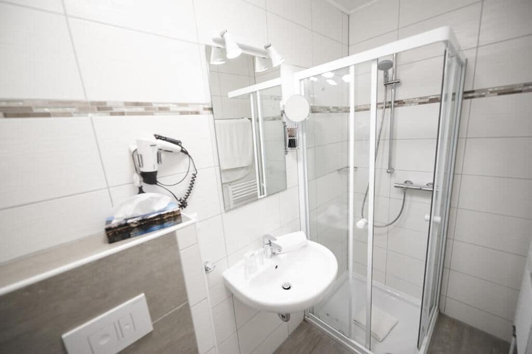 Bathroom 5, Hotel Wurster Kroog, Bremerhaven
