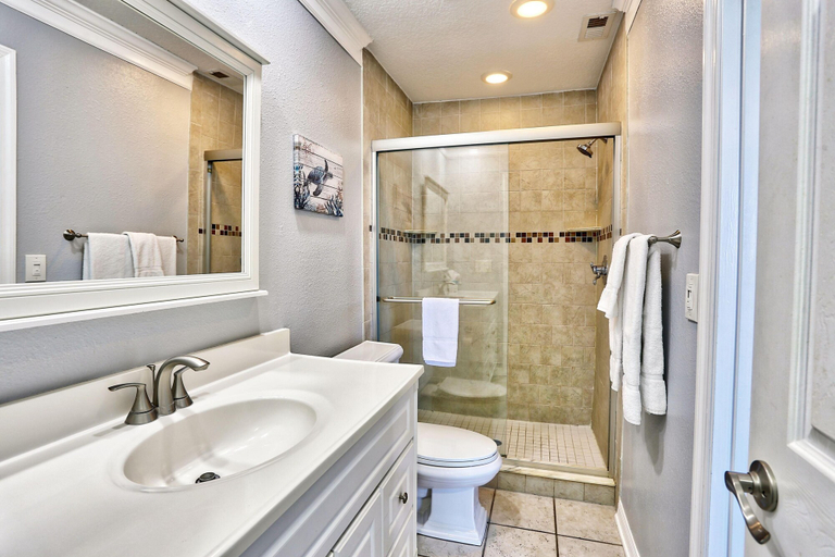 Bathroom 4, Sea Shell 28, Pinellas