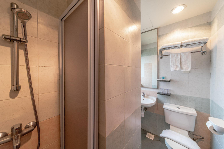 Bathroom 16