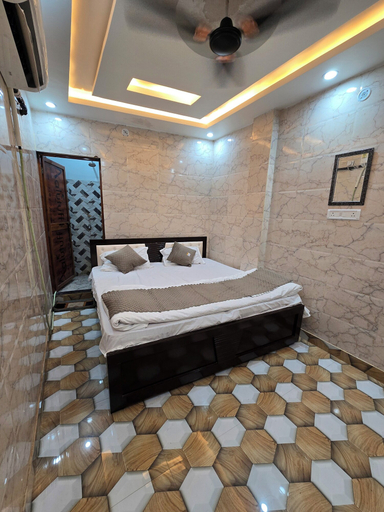 Others 5, Shri Ganga Palace, Faizabad