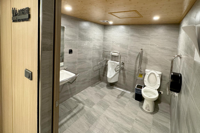 Bathroom 4, Dafeng Hotel, Chiayi County