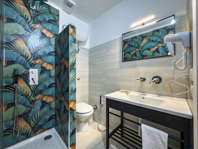 Bathroom 5, Hotel Giada, Roma