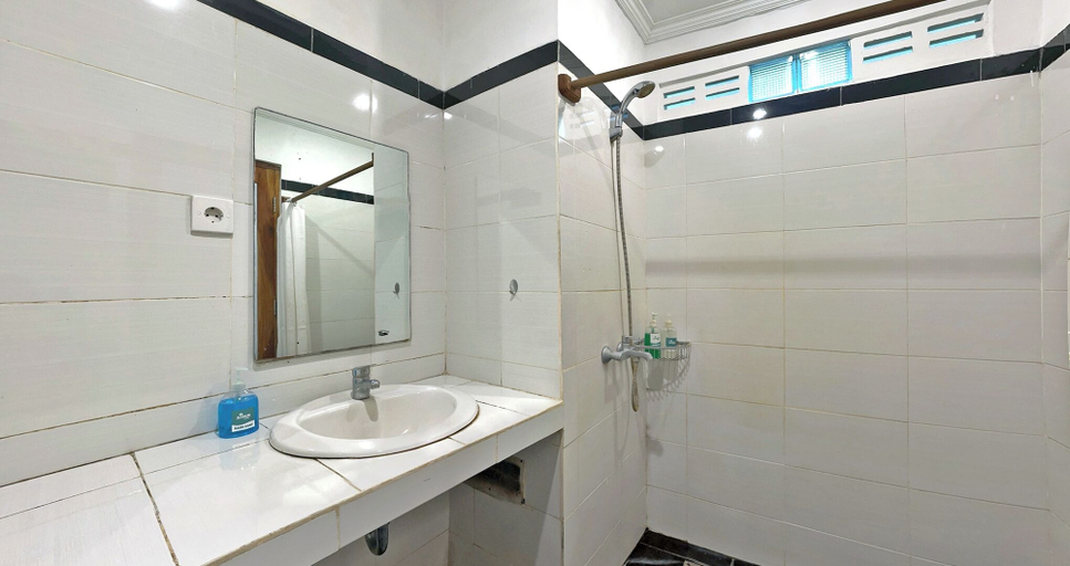 Bathroom 4, Sanur Lodge, Denpasar