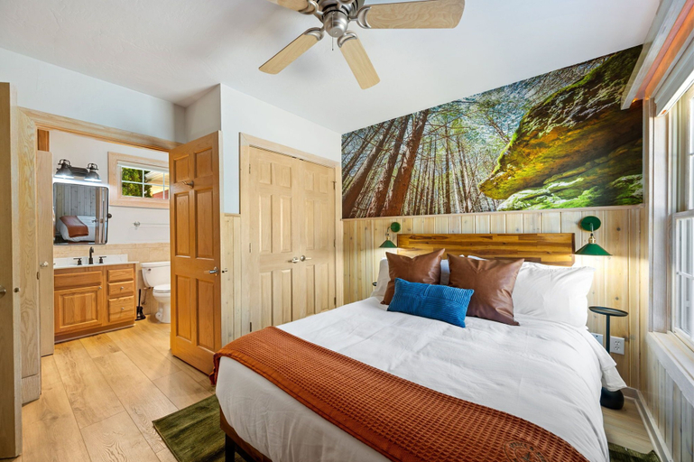 Bedroom 3, Spruce and Shore Motel, Lake Michigan