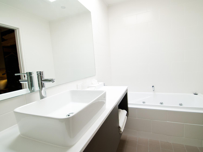 Bathroom 4, Posthouse Motor Lodge, Goulburn Mulwaree - Goulburn
