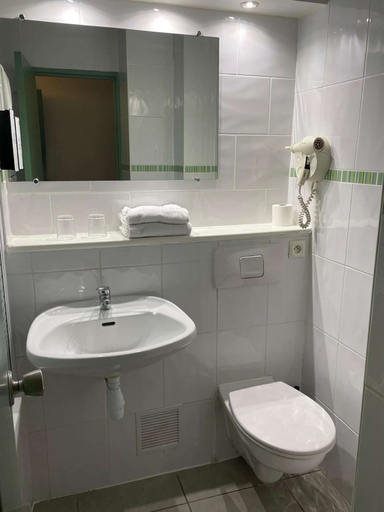 Bathroom 4, Kyriad Marseille Ouest Martigues, Bouches-du-Rhône