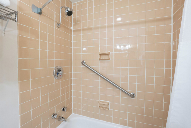 Bathroom 5, Fireside Inn & Suites Waterville, Kennebec