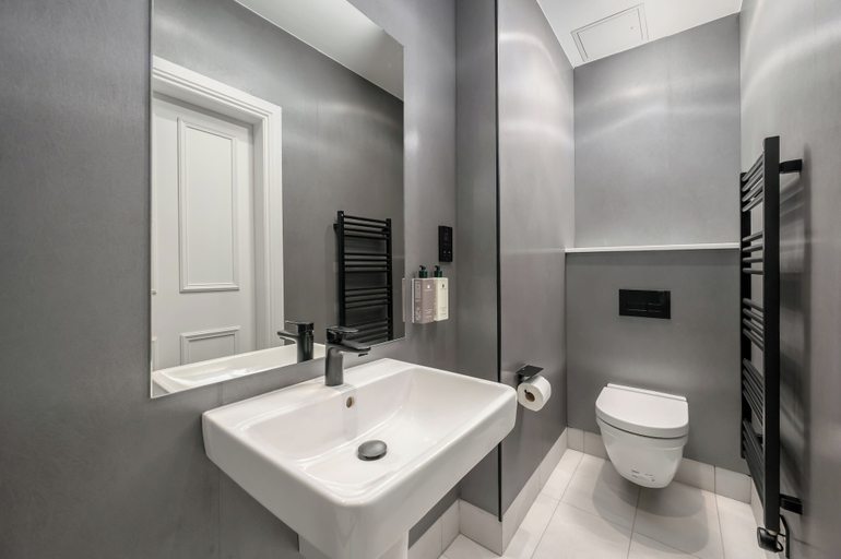 Bathroom 3, Destiny Scotland George IV Apartments, Edinburgh