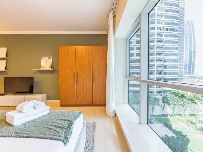 Bedroom 5, Stylish Studio Escape in the Heart of JLT, Dubai