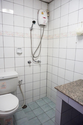 Bathroom 5, Sureena Hotel, Pattaya