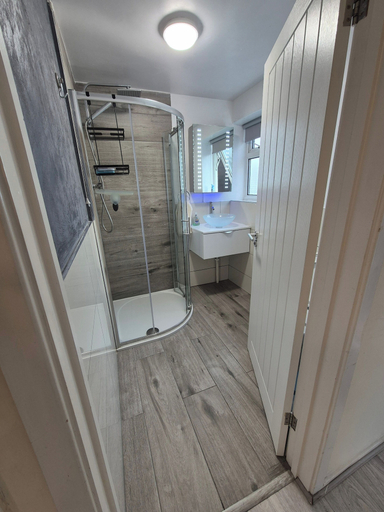 Bathroom, Lovely & Beautiful 2 Bed-apartment in Borehamwood, Hertfordshire