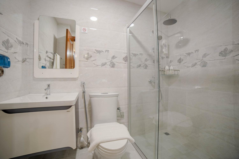 Bathroom 3, Amber Beach Hotel at Hulhumale, Malé