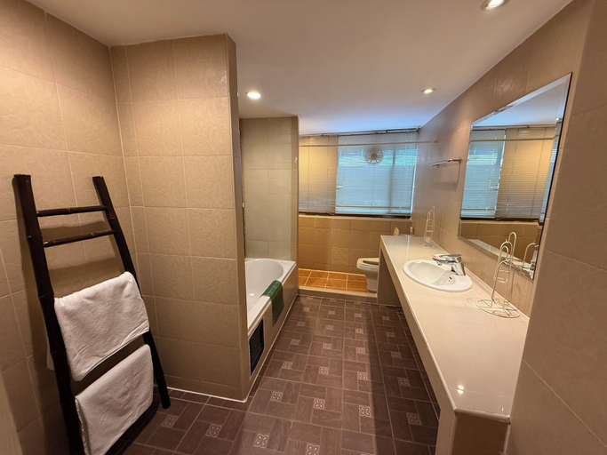 Bathroom 10