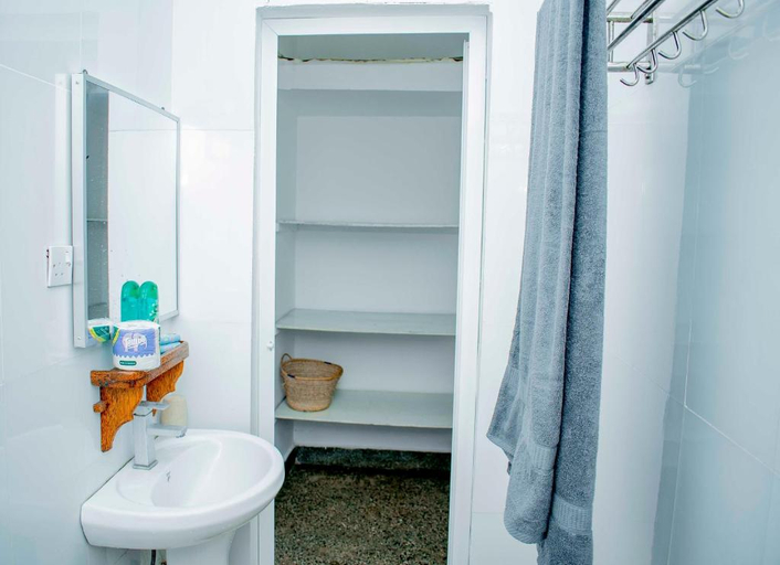 Bathroom, Kimti House, Kaskazini 'A'