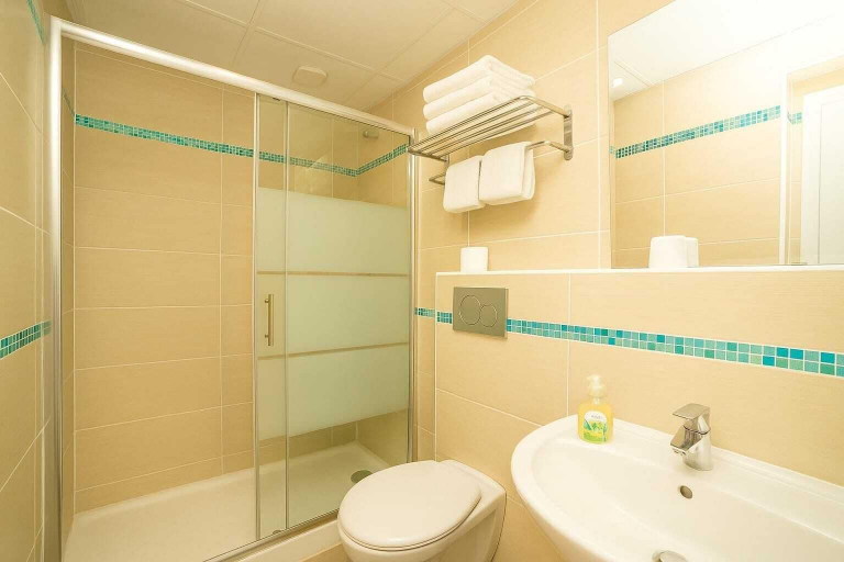 Bathroom 5, Hotel Parisien, Alpes-Maritimes