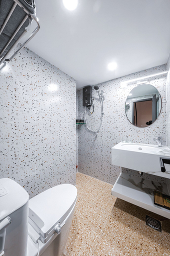 Bathroom 4, Lynn by La Doma Express, District 3