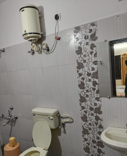 Bathroom 3, Hotel kishanjis, Sirohi