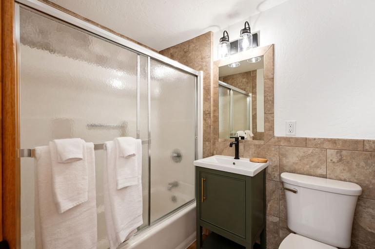 Bathroom 4, Spruce and Shore Motel, Lake Michigan