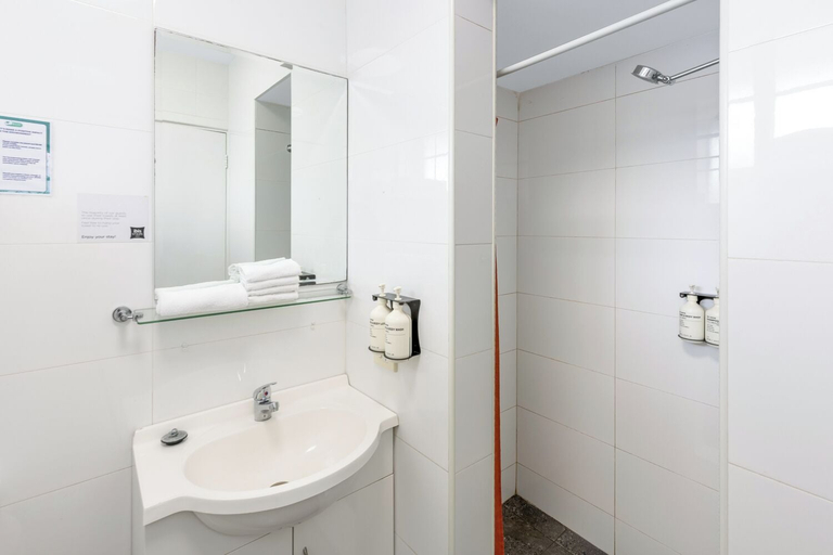 Bathroom 3, ibis Styles Albany, Albany