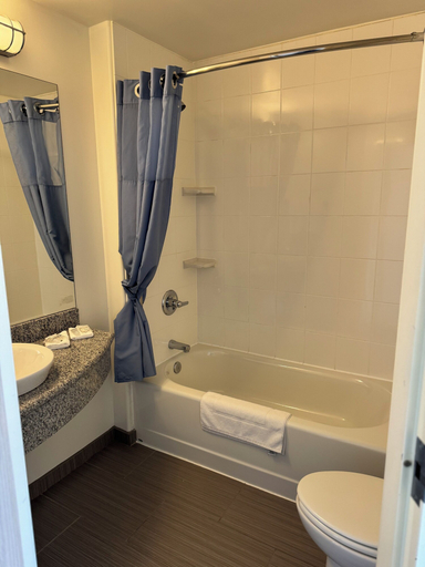 Bathroom 3, The Wilshire Inn, Division No. 3