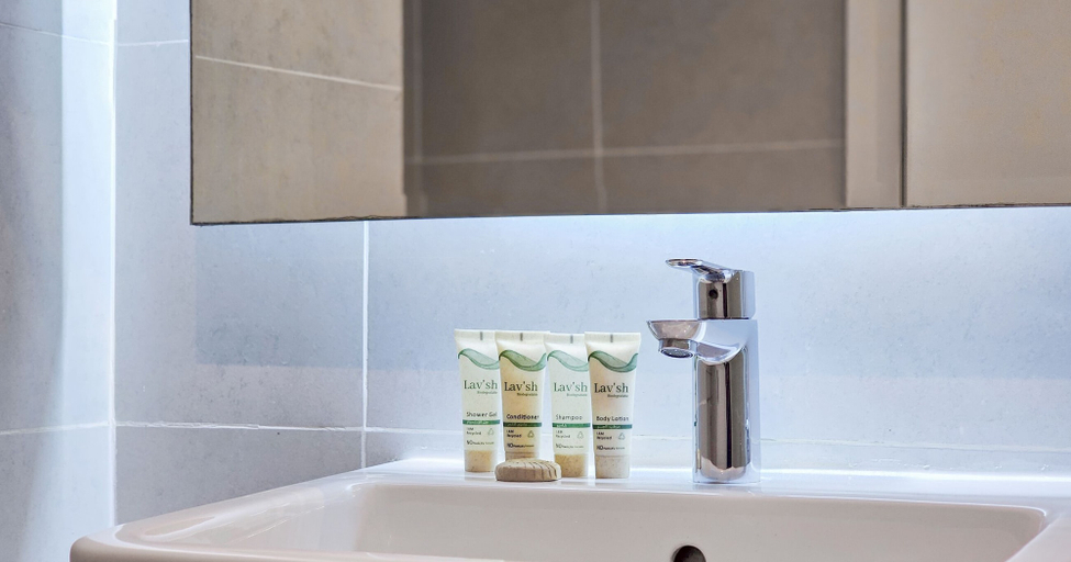 Bathroom, Sleek Studio in Privé with Stunning Canal View, Dubai