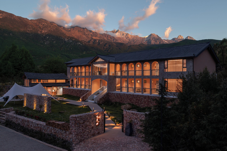 Exterior & Views