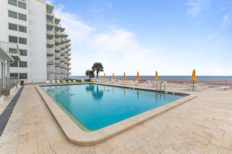 Sport & Beauty 2, Smyrna Beach Club 818b, Volusia